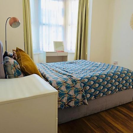 Two Bedroom Flat Near Transport & Shops London Bagian luar foto