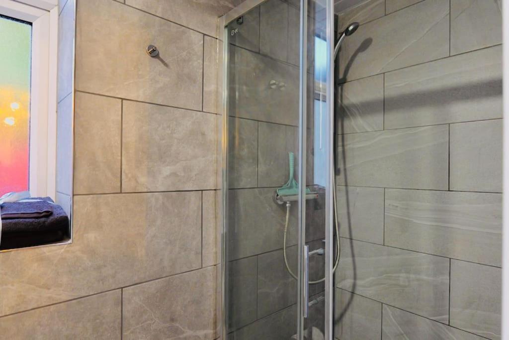 Two Bedroom Flat Near Transport & Shops London Bagian luar foto