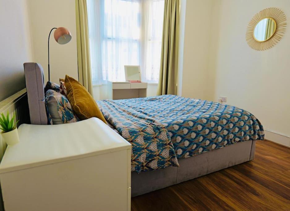 Two Bedroom Flat Near Transport & Shops London Bagian luar foto