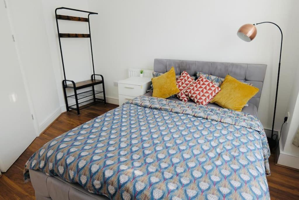 Two Bedroom Flat Near Transport & Shops London Bagian luar foto