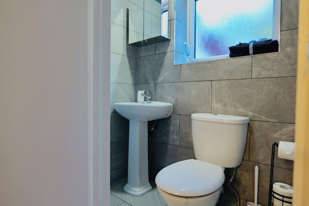 Two Bedroom Flat Near Transport & Shops London Bagian luar foto